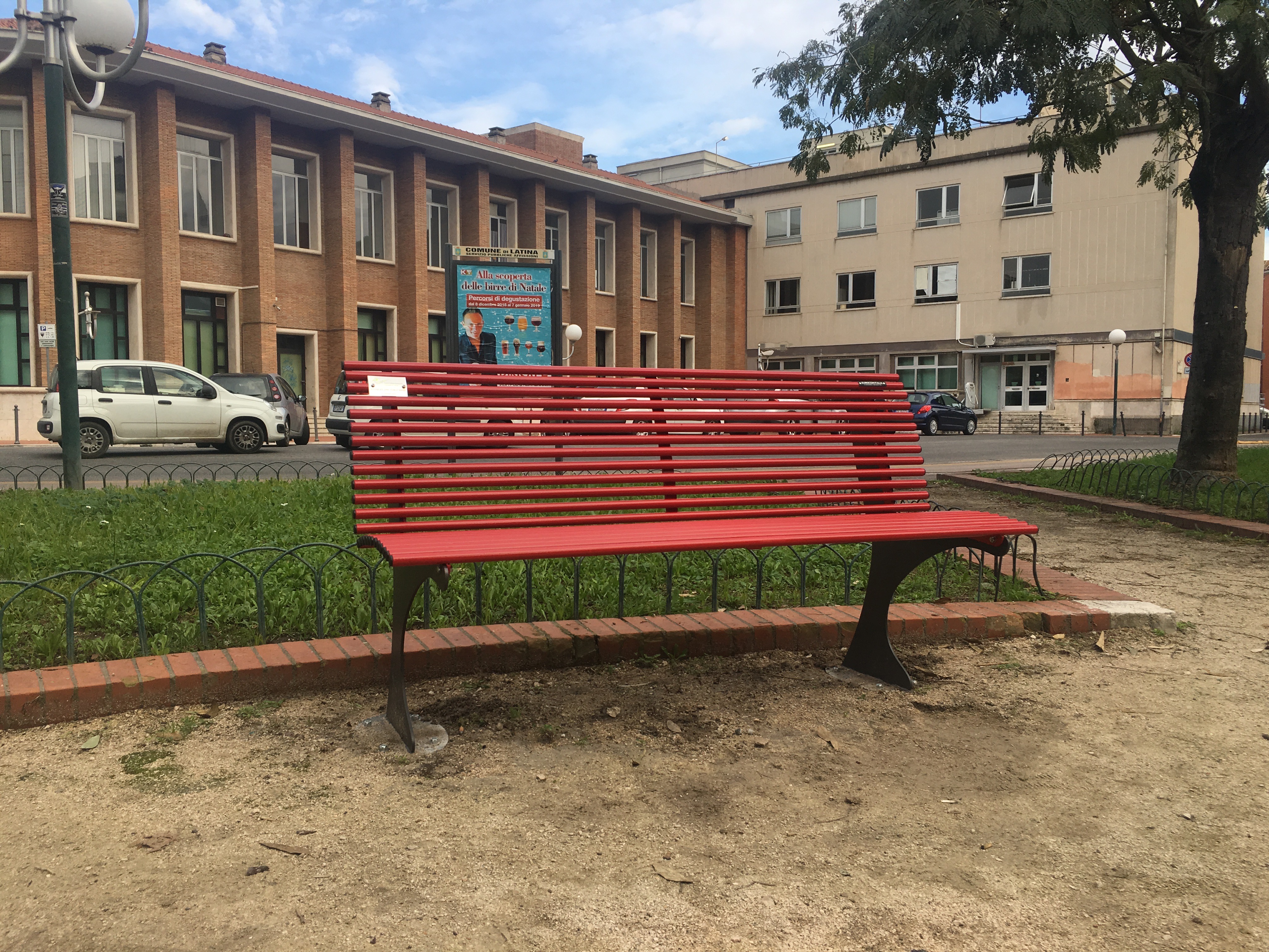 Panchine Shark Rosse Contro Violenza Sulle Donne Latina