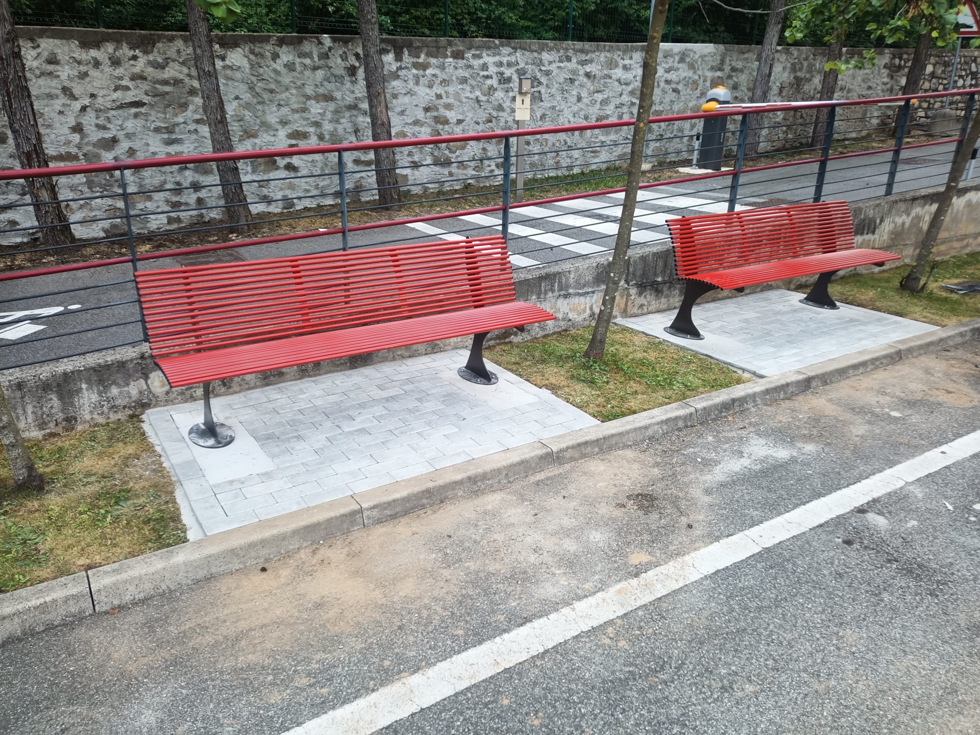 Panchine Shark Rosse Contro Violenza Sulle Donne